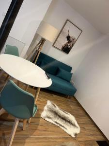 La Perle d'Alsace في Bernardswiller: غرفة معيشة مع أريكة زرقاء وطاولة