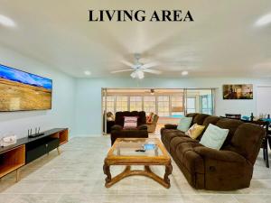 Μια τηλεόραση ή/και κέντρο ψυχαγωγίας στο Family Fun-Prime Location Heated Pool Sleeps10 Villa