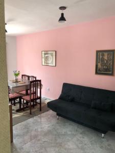uma sala de estar com um sofá e uma mesa em Tamboleiros Hotel & Hostel em Salvador