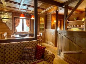 a living room with a couch and a bar at Mon Bijou in Sauze d'Oulx