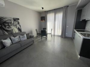 a living room with a couch and a table at Polinesia 1 in Lido delle Nazioni