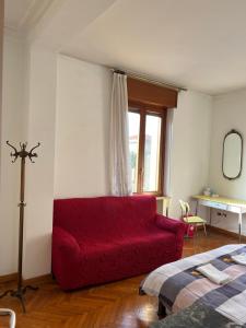 a living room with a red couch and a bed at 旅途之家 in Mestre