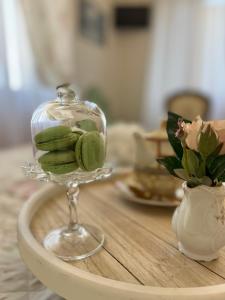 un plato de vidrio lleno de pepinos en una mesa en SALGE b&b RESIDENZA DI CHARME, en Colonnella