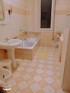 メストレにある旅途之家の浴槽、洗面台、トイレを備えたバスルーム