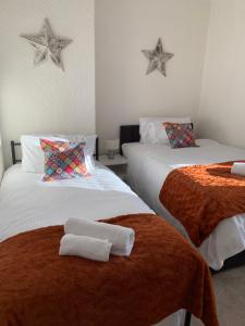 ein Schlafzimmer mit 2 Betten und Handtüchern darauf in der Unterkunft Coronation Place, Durham in Durham