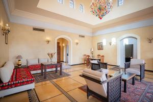 uma sala de estar cheia de mobiliário e um lustre em Palais Alcazar em Marrakech