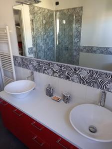 ein Badezimmer mit 2 Waschbecken und einem Spiegel in der Unterkunft CA' FRA e OLY in Castelnuovo Magra