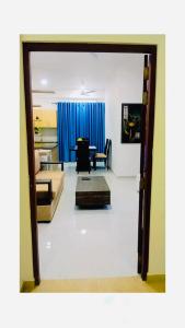 uma vista para uma sala de estar com um sofá e uma mesa em Mode Residence No 03 beach road mount lavinia ,Dehiwala ,2 Bed rooms,fully furnished Apartment colombo srilanka em Ratmalana