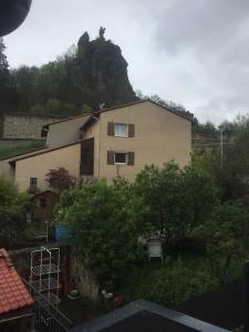 a house on top of a hill with a building at Très jolie appartement in Aiguilhe