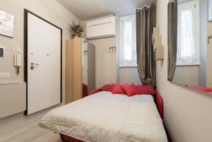 ein kleines Schlafzimmer mit einem Bett und einem Spiegel in der Unterkunft Reparata- Cozy nest looks for solo traveller in Florenz
