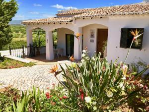 uma pequena casa branca com um pátio em Serra & Mar Country Beach House em Alvor