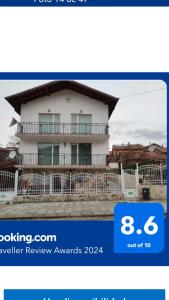 una foto di una casa bianca con balcone di Стаи за гости РИЛА a Rila