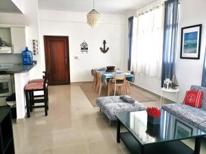 een woonkamer met een tafel en een eetkamer bij Apartmán Mariscos in Los Corrales