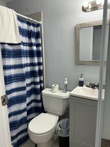 łazienka z toaletą i umywalką w obiekcie 13th Floor Apartment with Nice View in Bahía A w mieście San Juan