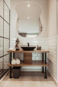 uma casa de banho com um lavatório e um espelho em 55 Tulbagh events and wedding venue em Kempton Park