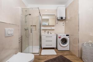 ein Badezimmer mit Waschmaschine und Waschmaschine in der Unterkunft Mary apartment #2 in Rijeka