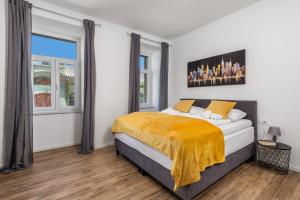 ein Schlafzimmer mit einem großen Bett und einem Fenster in der Unterkunft Mary apartment #2 in Rijeka
