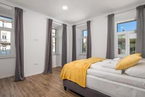 ein Schlafzimmer mit weißen Wänden und Fenstern und einem Bett in der Unterkunft Mary apartment #2 in Rijeka