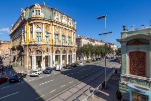 ein Gebäude an einer Stadtstraße mit Autos auf der Straße in der Unterkunft Mary apartment #2 in Rijeka + 4 Fotos