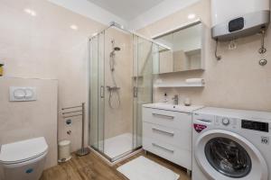 ein Badezimmer mit Dusche und Waschmaschine in der Unterkunft Mary apartment #2 in Rijeka