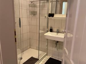 een badkamer met een douche en een wastafel bij Hotel Weinstube am Markt in Gerolzhofen