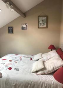 una camera con letto bianco e lampada rossa di Chambre et salle d'eau privées dans maison de ville a La Roche-sur-Yon