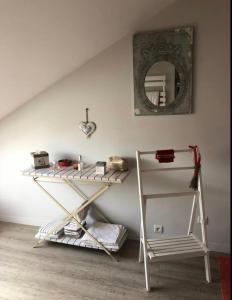a room with a shelf and a mirror on the wall at Chambre et salle d'eau privées dans maison de ville in La Roche-sur-Yon