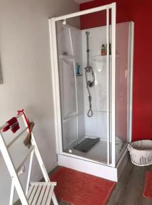 einen weißen Kühlschrank mit einer Tastatur darin in der Unterkunft Chambre et salle d'eau privées dans maison de ville in La Roche-sur-Yon