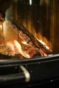un montón de comida cocinando en un horno en Cascina Ridolfi - Il Nido d'Amore en Spello