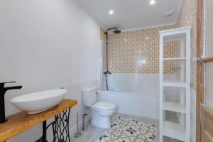 O baie la Renovated historic ~Large & Cozy ~Casa Nespereira +25 fotografii