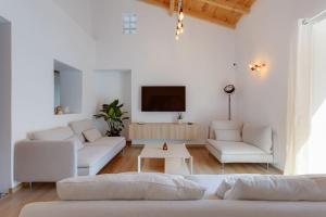 O zonă de relaxare la Renovated historic ~Large & Cozy ~Casa Nespereira