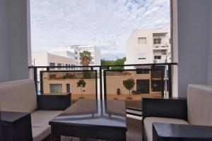 balcón con mesa y vistas a la ciudad en The Place To Be - Agadir Centre en Agadir