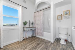 Et badeværelse på Bama Breeze + 27 billeder