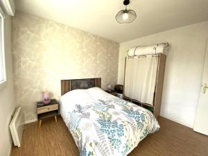 una camera con letto, finestra e lampada di Charmant appartement rénové à neuf 4 personnes à Hennebont - MATÉO a Hennebont