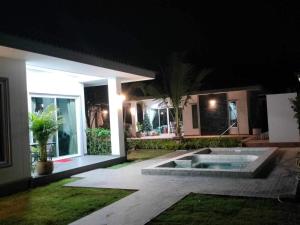 Bazén v ubytování Boon Mee Resort nebo v jeho okolí