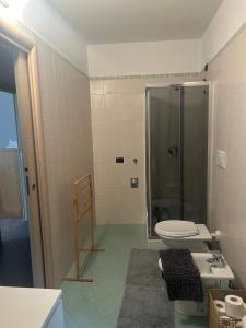 uma casa de banho com um chuveiro e um WC. em modern apartment Legnano em Legnano