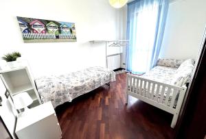 a small room with a crib and a crib at CASA ELENA- Casa Vacanze nel centro di Sottomarina in Chioggia