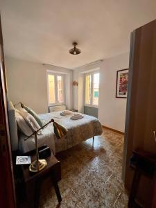 um quarto com uma cama e um candeeiro sobre uma mesa em RioRooms La Valletta Riomaggiore Center em Riomaggiore