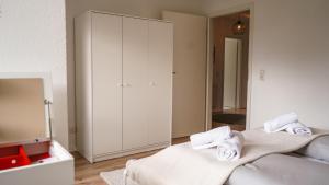 ein Schlafzimmer mit 2 Betten und einem großen weißen Schrank in der Unterkunft Exklusive Ferien-Appartements Di Marino in Schönwald