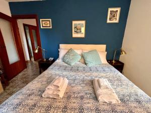 1 dormitorio con 1 cama con 2 toallas en RioRooms La Valletta Riomaggiore Center, en Riomaggiore