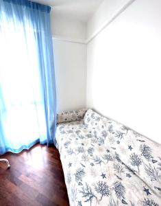 a bed in a room with a large window at CASA ELENA- Casa Vacanze nel centro di Sottomarina in Chioggia
