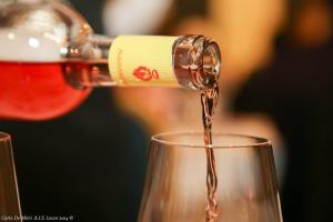 サリーチェ・サレンティーノにあるLeone de Castris Wine Hotelのグラスワインに注ぐワイン1本