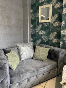 um sofá com duas almofadas numa sala de estar em Cozy Downtown Studio Flat in Sheffield em Sheffield
