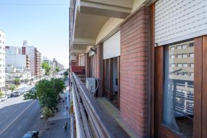 vista de uma rua da cidade a partir de um edifício em Independencia & Balcarce em Mar del Plata