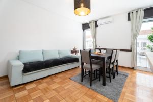 un salon avec un canapé et une table dans l'établissement Host Wise - Spacious Sunny House with terrace & BBQ, à Vila Nova de Gaia