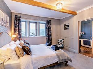 6 Bed in Slaithwaite 93984 في هدرسفيلد: غرفة نوم بسرير كبير ونافذة