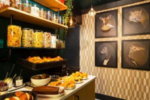 une boulangerie avec du pain et d'autres aliments sur un comptoir dans l'établissement Hôtel Edmond W Lyon Part-Dieu, à Lyon