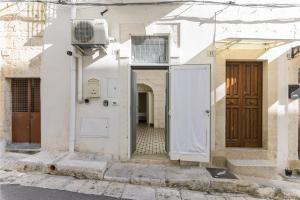 um edifício branco com uma porta e uma janela em La Dimora del Tempo by Wonderful Italy em Ostuni