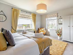 um quarto com uma cama grande e uma janela em 6 Bed in South Queensferry 94359 em Broxburn