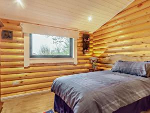 1 dormitorio con paredes de madera, 1 cama y ventana en 3 Bed in Brinsley 93794, 